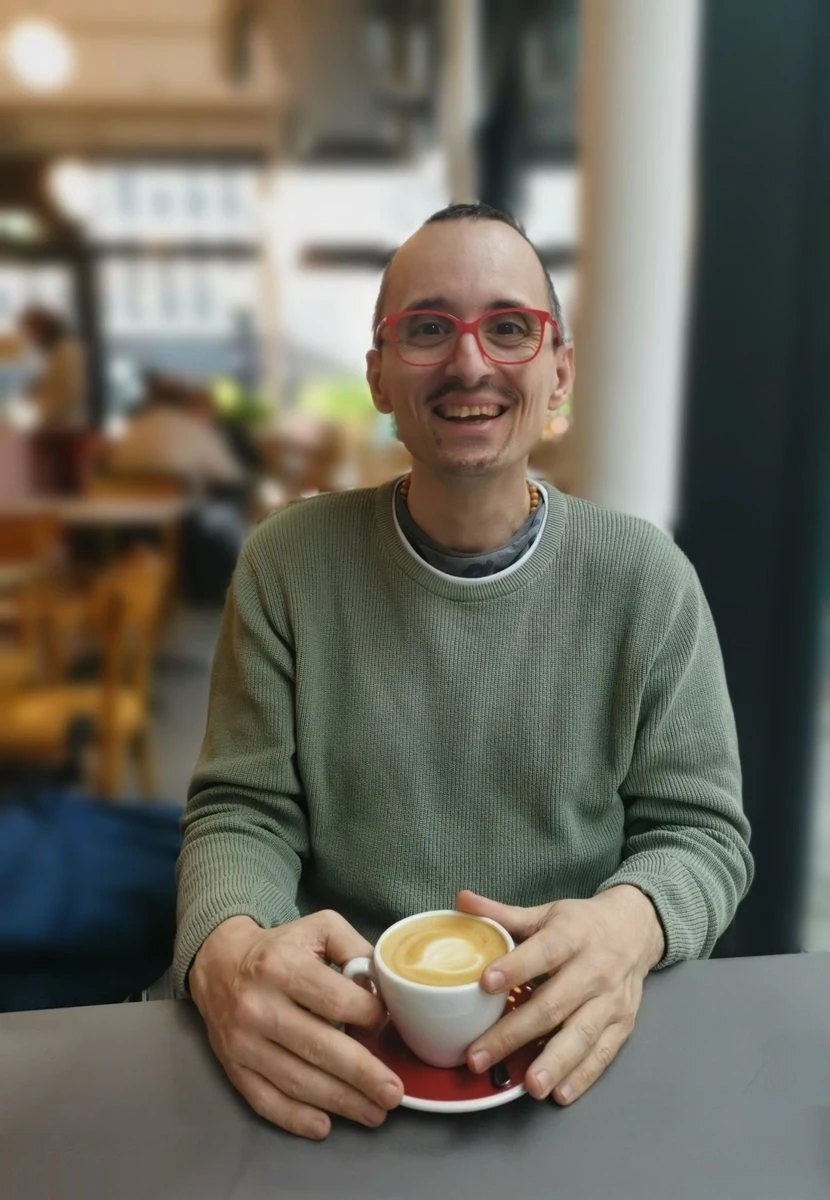 Erwin Strobl lacht und h&auml;lt eine Kaffeetasse